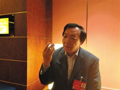 　昨日，在接受采訪時，何香久強調(diào)，大多公務(wù)員是勤勉工作的。