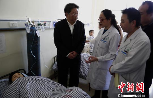 圖為青海省委常委、西寧市委書(shū)記毛小兵正在詢(xún)問(wèn)患者病情?！×_云鵬　攝