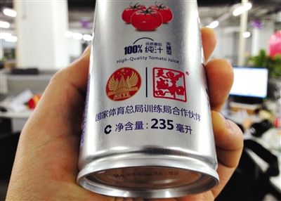 在涉訴產(chǎn)品的包裝上，印著“國(guó)家體育總局訓(xùn)練局合作伙伴”標(biāo)識(shí)。新京報(bào)記者 倪華初 攝