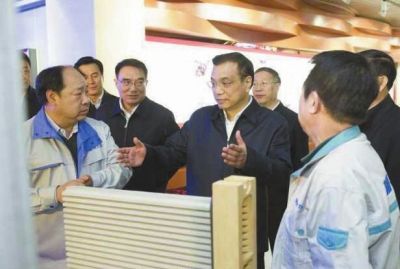 昨天，李克強(qiáng)在科技園查看PM2.5過濾設(shè)備。圖/新華視點微博
