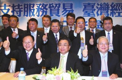 去年10月，多位大陸臺(tái)協(xié)會(huì)長(zhǎng)舉行記者會(huì)，一同為服貿(mào)協(xié)議喊話，希望臺(tái)當(dāng)局盡年快完成審議。圖/東方IC