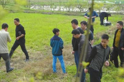 少年指認藏槍地點。