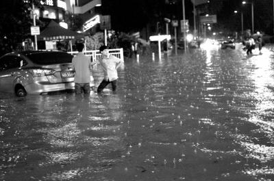 3月30日晚，深圳市區(qū)不少地段因暴雨積水，導(dǎo)致一些車輛在水中熄火。