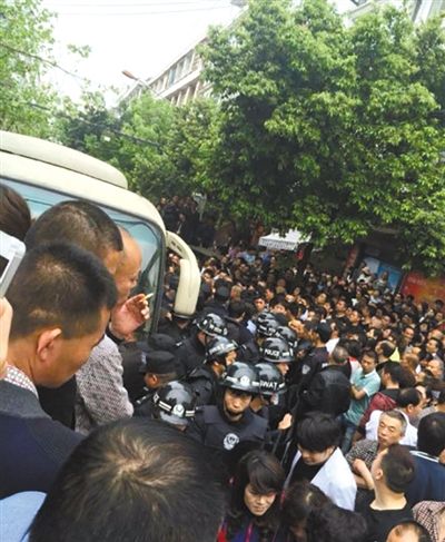 4月19日，蒼南縣靈溪鎮(zhèn)城管打人事件現(xiàn)場。網(wǎng)絡截圖