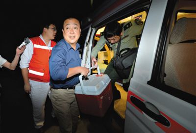 昨晚20時(shí)52分，活體心臟從直升機(jī)上取下后用救護(hù)車運(yùn)抵安貞醫(yī)院。昨晚，一顆等待移植給北京安貞醫(yī)院一名12歲男孩的活體心臟，從廣西桂林啟運(yùn)，4個(gè)多小時(shí)后順利抵達(dá)北京。