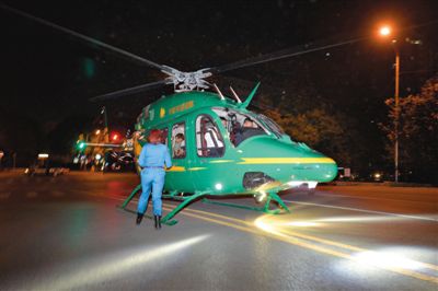 20∶48 直升機(jī)在安貞醫(yī)院西門北側(cè)200米的空地降落。