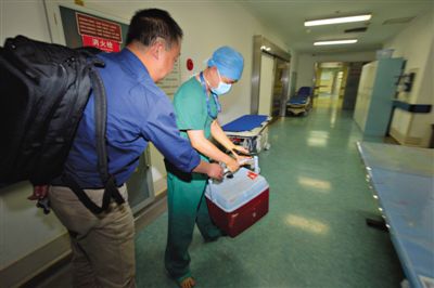 20∶55 活體心臟抵達(dá)安貞醫(yī)院手術(shù)室外交給醫(yī)生。