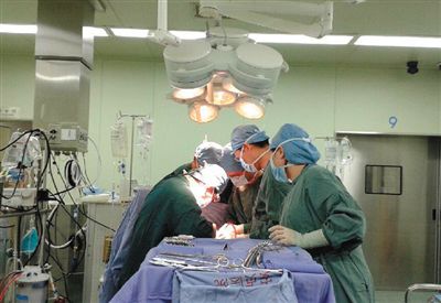 22∶30 手術(shù)正在緊張進(jìn)行中，著名心臟外科專家孟旭主任主刀。