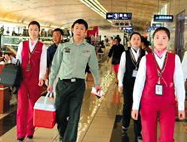 17∶25 南航工作人員引導(dǎo)陪運(yùn)醫(yī)務(wù)人員走快速登機(jī)通道。網(wǎng)絡(luò)截圖