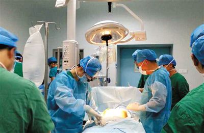 16∶00 葉勁的心臟摘取手術(shù)在桂林181醫(yī)院開始進(jìn)行。網(wǎng)絡(luò)截圖