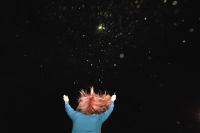 　20∶48 地勤指揮員向正在降落的直升機(jī)揮手表明降落地點(diǎn)。網(wǎng)絡(luò)截圖