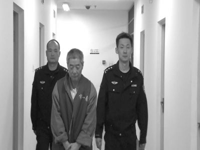向南夫被帶出監(jiān)室接受提審。警方供圖