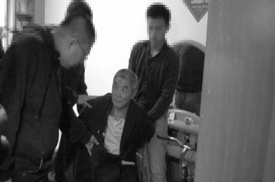 　向南夫被警方抓獲。