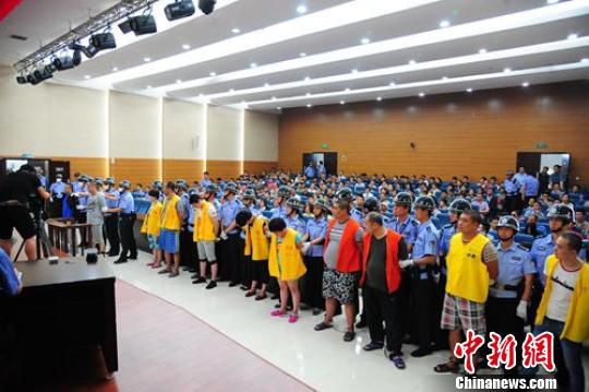 徐州市中級人民法院召開毒品犯罪案件集中宣判大會,11名被告人被判處死刑、無期徒刑和有期徒刑不等。