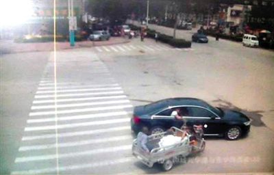 23日中午，陳母被突然噴毒。新京報(bào)記者 王瑞鋒 攝