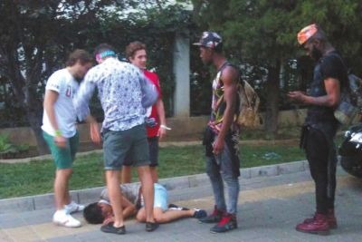 外籍男子路邊發(fā)現(xiàn)醉漢將其圍住。
