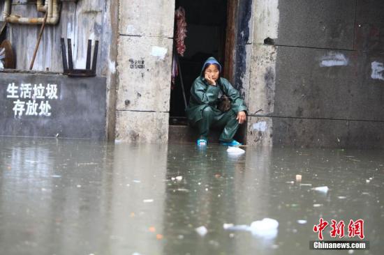 7月15日，因連日強(qiáng)降雨致長(zhǎng)沙市開(kāi)福區(qū)西長(zhǎng)街街道出現(xiàn)嚴(yán)重內(nèi)澇，最深水位超過(guò)一米，沿街60余戶門(mén)面進(jìn)