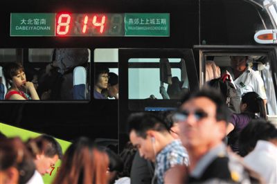 2014年5月22日,乘客在北京大北窯南乘坐開往燕郊的814路公交車。