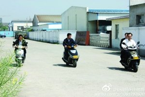 網(wǎng)友稱儀征市委書記程希騎摩托車下鄉(xiāng)沒(méi)戴頭盔。