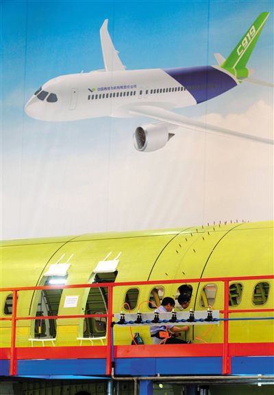 昨日，中國商飛總裝制造中心技術(shù)人員對接C919首架機的機體。新華社記者 丁汀 攝