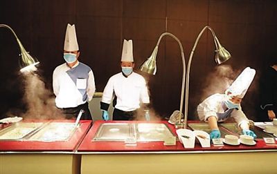 　工作人員在餐廳忙碌。（網(wǎng)絡(luò)圖片）