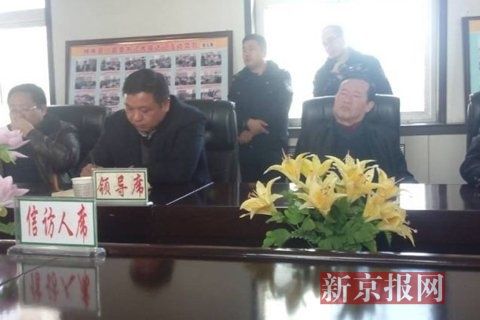 訪民代表與縣領導開會協(xié)商時，副縣長頭靠椅背睡著10分鐘左右。受訪對象供圖
