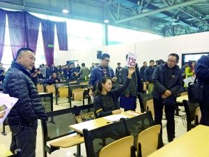 　首批中央和國家機關公車第三場拍賣現場。賈悅/攝