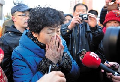 2月9日，呼格吉勒圖的母親尚愛云在旁聽趙志紅案后，接受媒體采訪時落淚。新華社記者 任軍川 攝