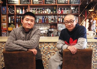 　14日，西安交通大學(xué)路66號(hào)公路咖啡館，苗阜（左）、王聲（右）兩位青年相聲演員今年將第一次登上春晚