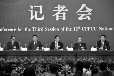 昨日，政協(xié)十二屆三次會議舉行記者會，五位嘉賓回答中外記者提問。京華時(shí)報(bào)記者王海欣攝