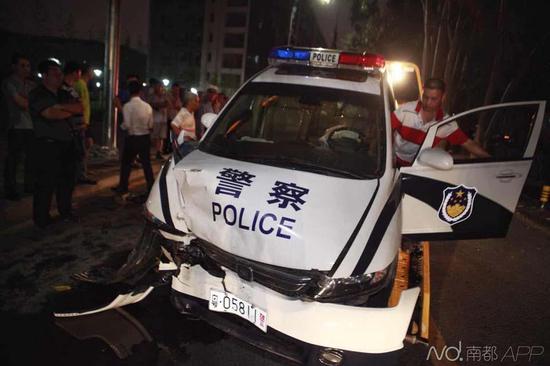 南都記者昨晚趕到現(xiàn)場(chǎng)時(shí)，交警及保險(xiǎn)公司已經(jīng)在處理事故，現(xiàn)場(chǎng)有很多圍觀者。
