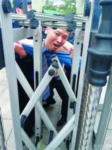 律師王甫在試圖跑進(jìn)衡陽中院大門時被圍攻者阻止，西服和襯衣被撕爛。