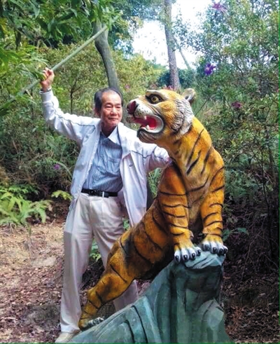 2015年1月10日，區(qū)少坤到廣東肇慶九龍湖游玩，拍攝打虎圖。