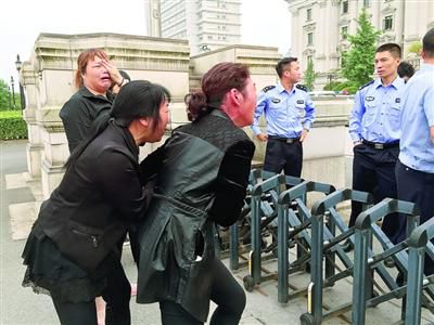 昨日，連恩青被執(zhí)行死刑。執(zhí)刑前，連恩青的父母和妹妹進入溫嶺市看守所與連恩青見面，但其他親屬均被拒見最后一面?！”景鎴D片/CFP