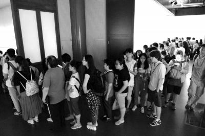 眾人排起長隊(duì)等待觀看中國第一畫《清明上河圖》。