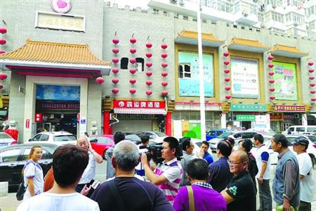 青島宰客海鮮店成“景點”，游人“參觀”拍照。