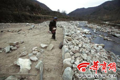 11月6日，93歲的鳳縣老人曾文財一吃完飯就又到河邊搬運石頭加固河堤了