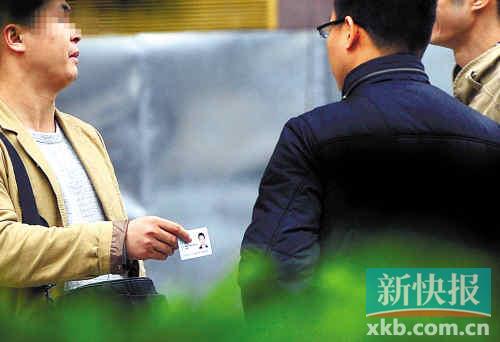 在進(jìn)行了近半個(gè)月暗訪調(diào)查中，有證販子告訴記者稱，二代身份證買賣已形成產(chǎn)業(yè)鏈，不僅貨源穩(wěn)定，生意也是相當(dāng)紅火?！稣褟V場(chǎng)附近，一名男子正向記者兜售二代身份證。