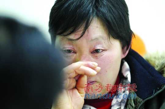 　　聽聞判決結(jié)果，被害人母親楊書會控制不住眼淚。南都記者徐文閣攝