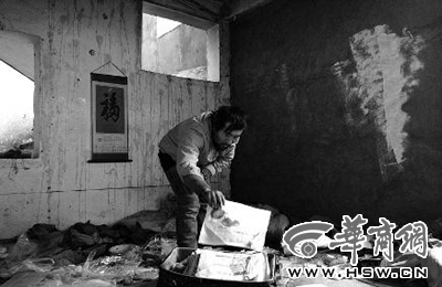 　西安市解放路與東大街十字西北角的一棟待拆遷的樓房中，陳露山整理自己每天看的報(bào)紙