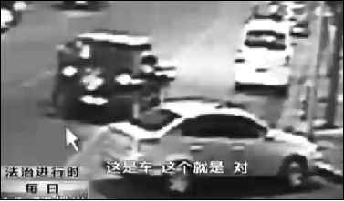 事發(fā)現(xiàn)場(chǎng)監(jiān)控錄像顯示，白圈內(nèi)的被害人老丁，正在牧馬人越野車(chē)旁收費(fèi)。 圖片來(lái)自電視截圖
