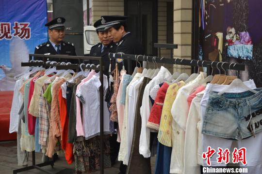 警方展示的部分被盜服裝?！∷瘟⒊z