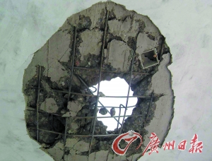 被雷電擊穿的民房。