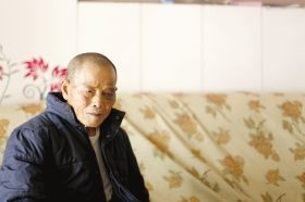 4月15日，劉爹爹的一只眼睛上有明顯的淤青。