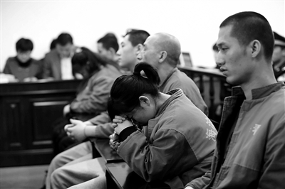 昨日，因涉嫌誘騙男網(wǎng)友進行高額消費，海淀區(qū)一咖啡廳負(fù)責(zé)人及“吧女”等14人受審。新京報記者 王貴彬 攝