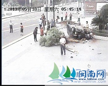 一名裸身男子從車內鉆出