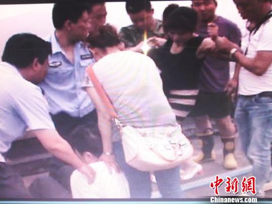 宗德宇緩緩靠近跳樓女子。　孫程　攝