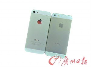 從背面看，真蘋果手機(jī)（左）的攝像頭要大一點(diǎn)，而且蘋果的Logo比較光亮，容易反光。