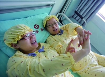 生完寶寶后姐妹倆在床上聊天。