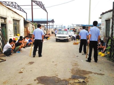 民警繳獲木棍。 讀者供圖